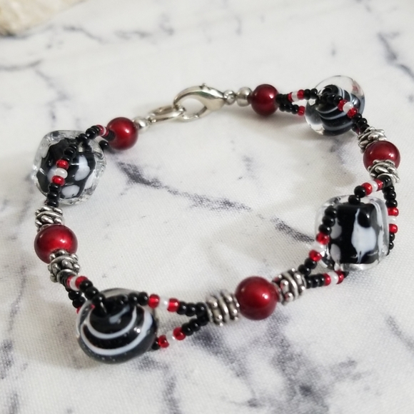 Geometric black & red glass beaded bracelet - Picture 7 of 8